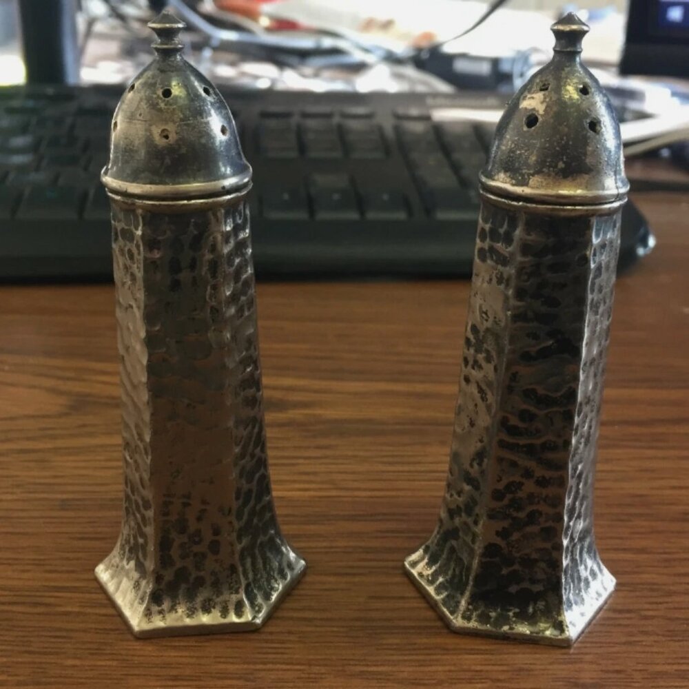 Vtg WB MFG Co Salt & Pepper Shakers Silver Plate Hammered 4"